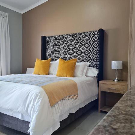 Village Kulture - Guest House Rustenburg Bagian luar foto