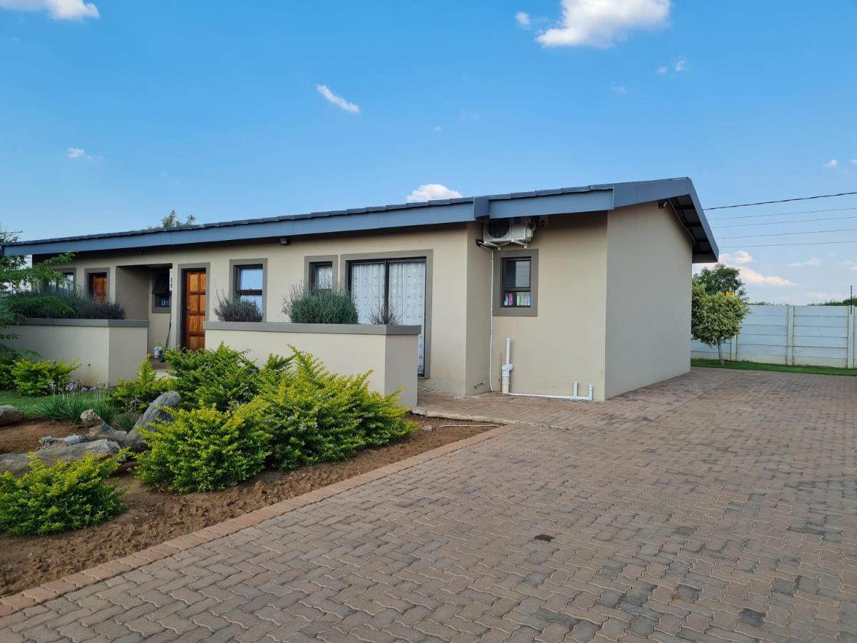 Village Kulture - Guest House Rustenburg Bagian luar foto