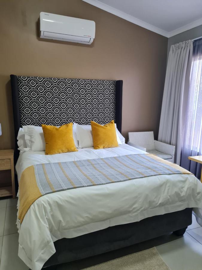 Village Kulture - Guest House Rustenburg Bagian luar foto