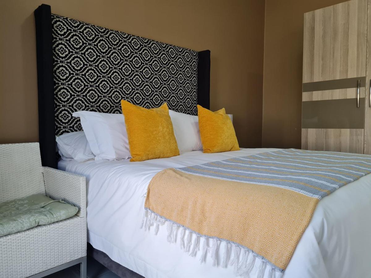 Village Kulture - Guest House Rustenburg Bagian luar foto