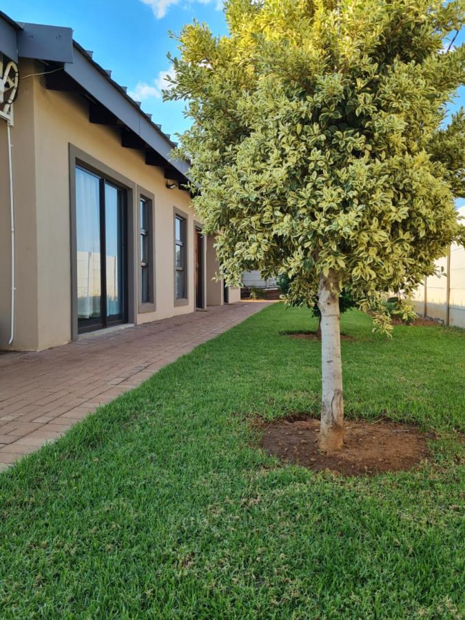 Village Kulture - Guest House Rustenburg Bagian luar foto