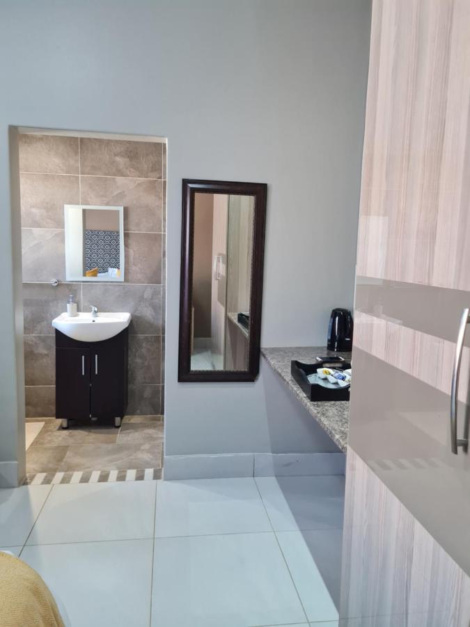 Village Kulture - Guest House Rustenburg Bagian luar foto