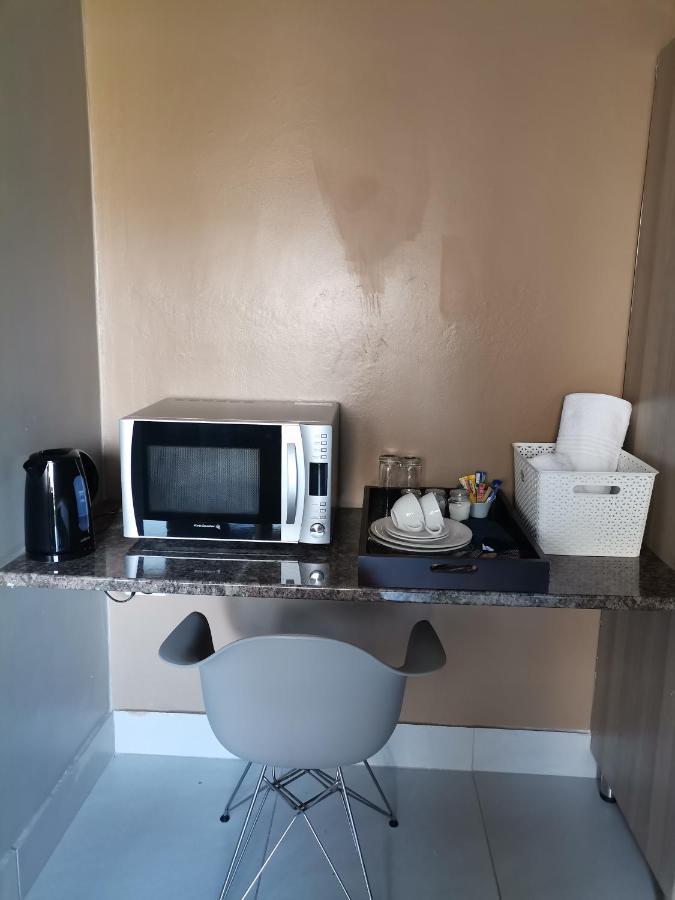 Village Kulture - Guest House Rustenburg Bagian luar foto