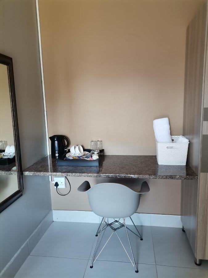 Village Kulture - Guest House Rustenburg Bagian luar foto