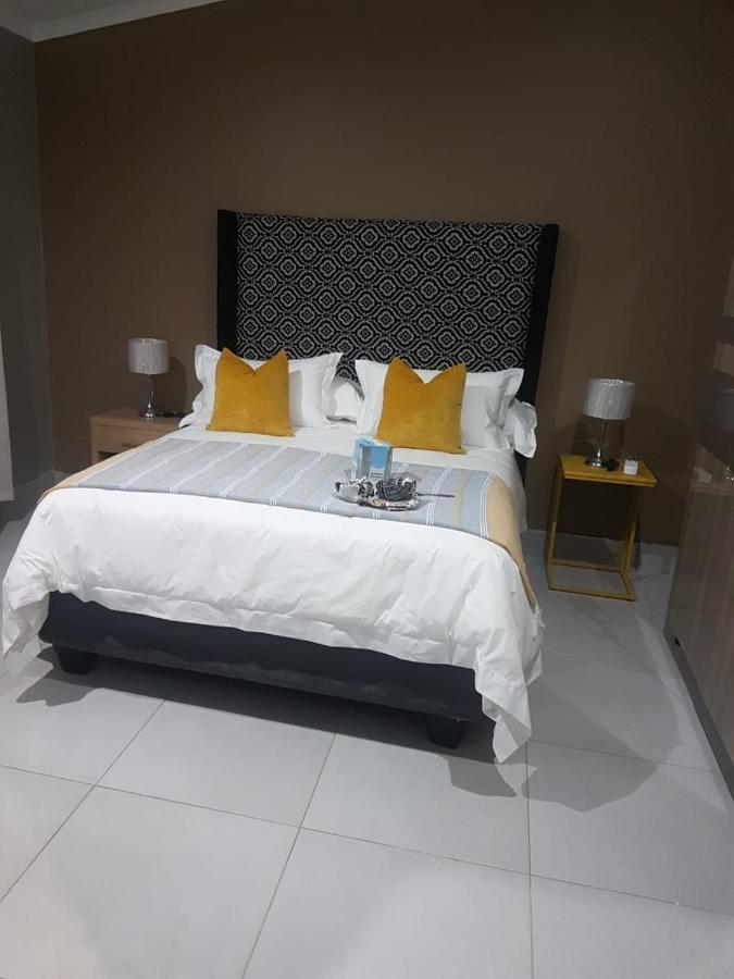 Village Kulture - Guest House Rustenburg Bagian luar foto