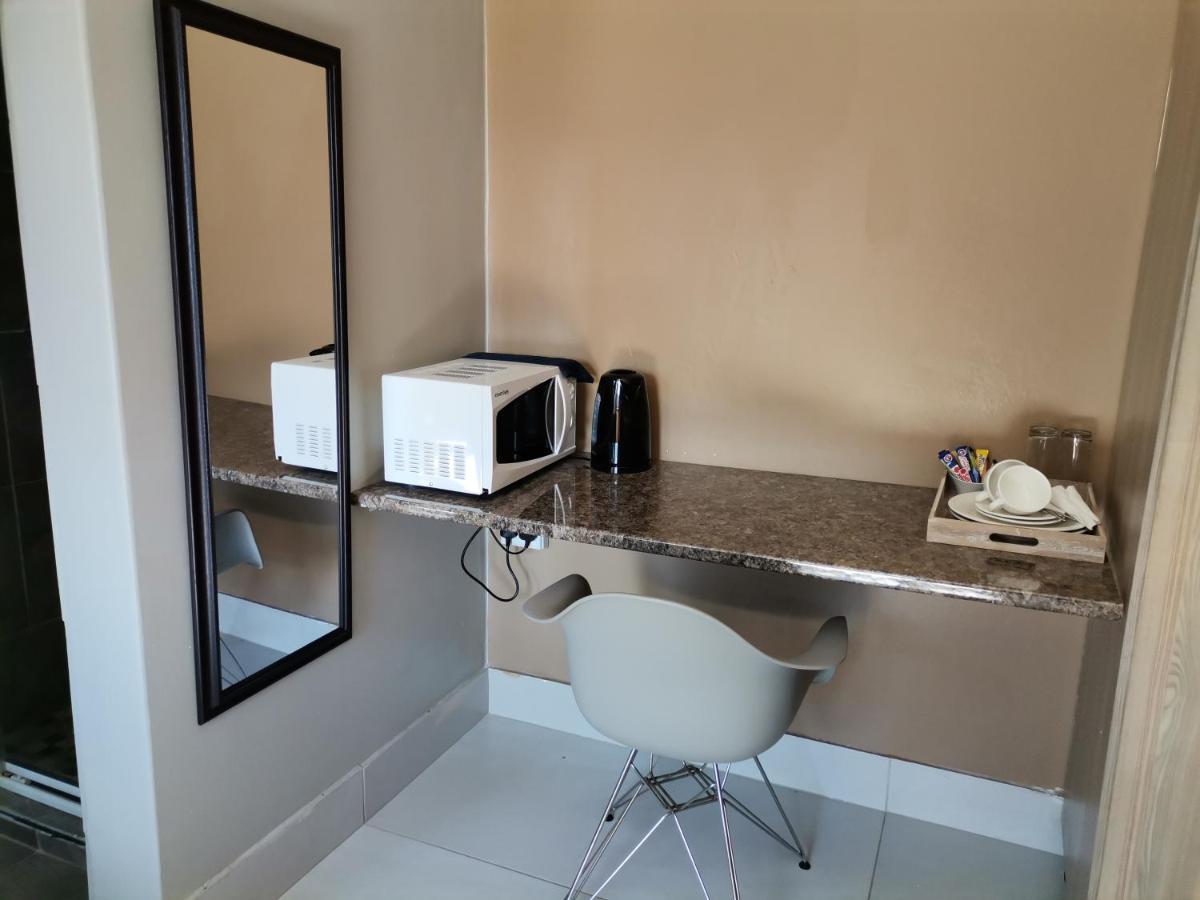 Village Kulture - Guest House Rustenburg Bagian luar foto