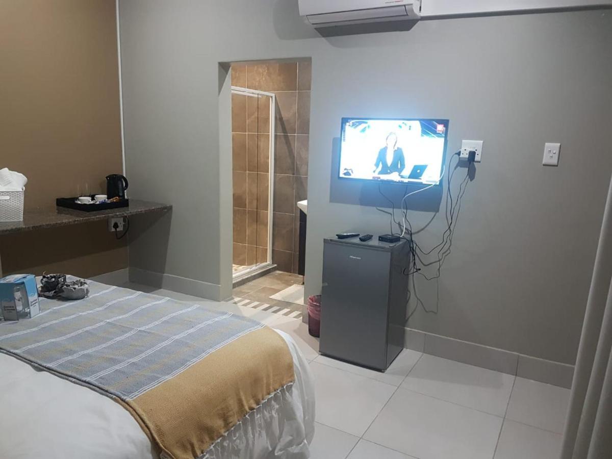 Village Kulture - Guest House Rustenburg Bagian luar foto