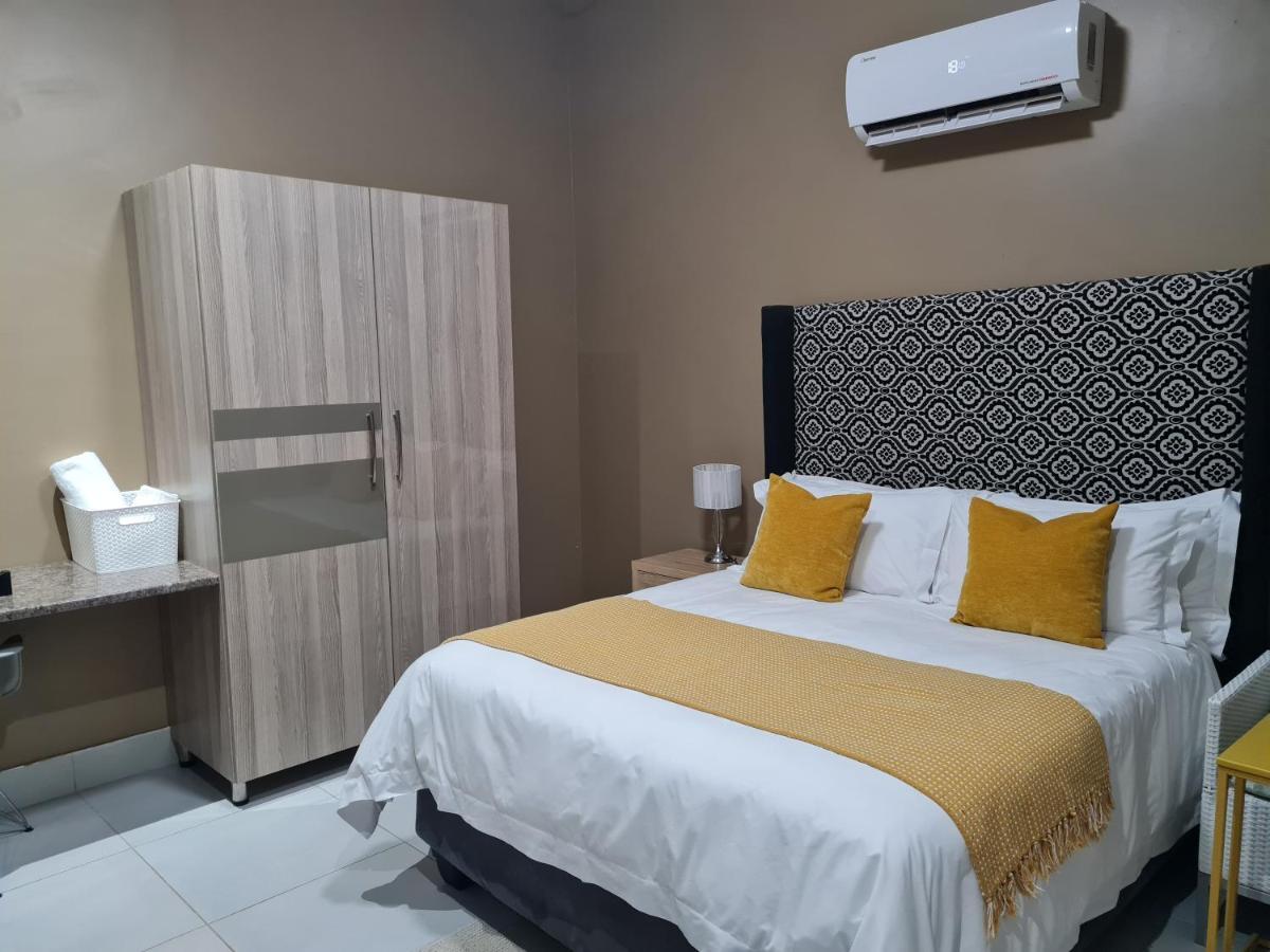 Village Kulture - Guest House Rustenburg Bagian luar foto