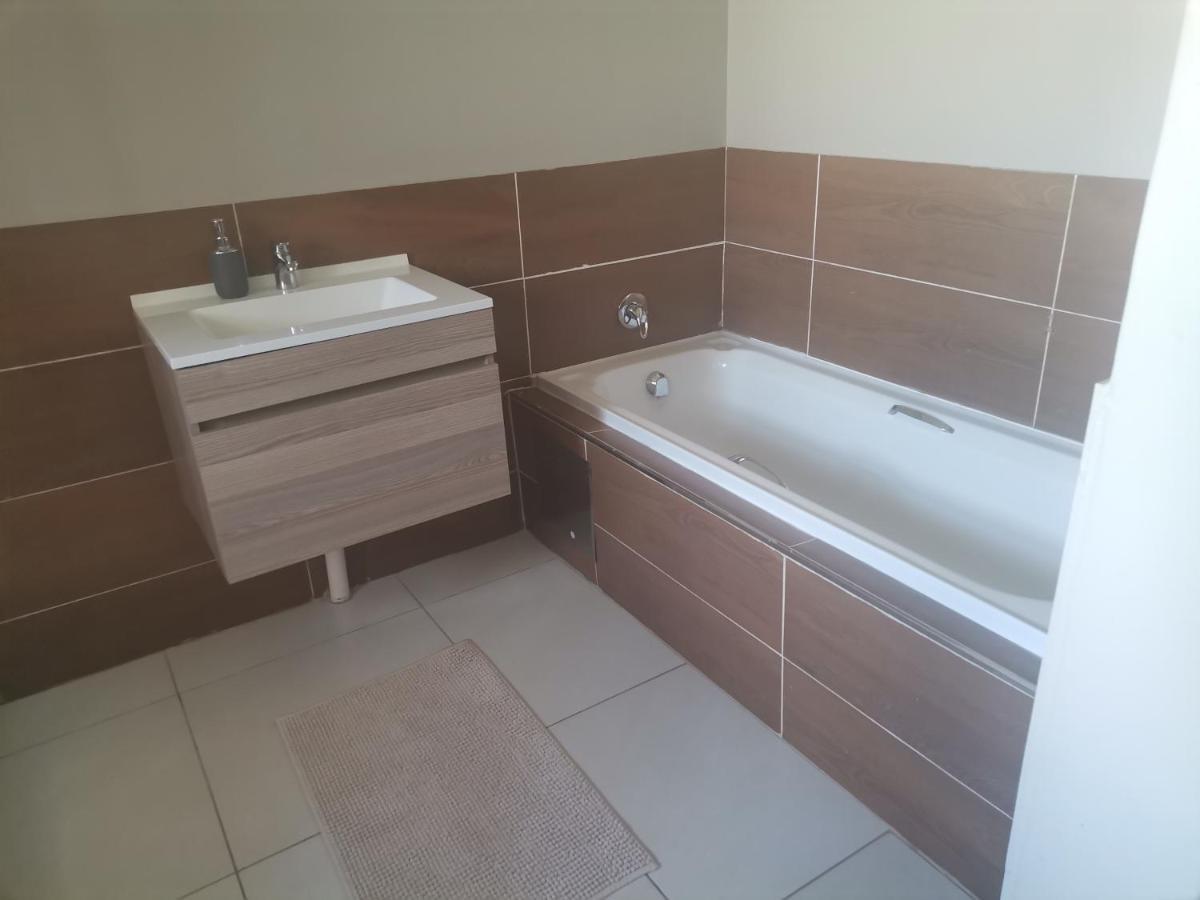 Village Kulture - Guest House Rustenburg Bagian luar foto