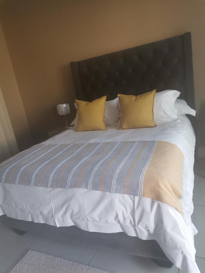 Village Kulture - Guest House Rustenburg Bagian luar foto